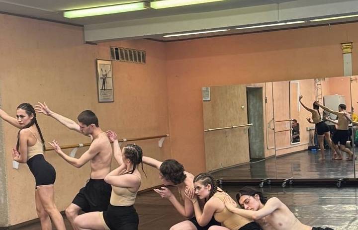 28 апреля у наших актеров 2 курса, мастерской Вадова Егора Сергеевича, прошёл экзамен по сценическому танцу
