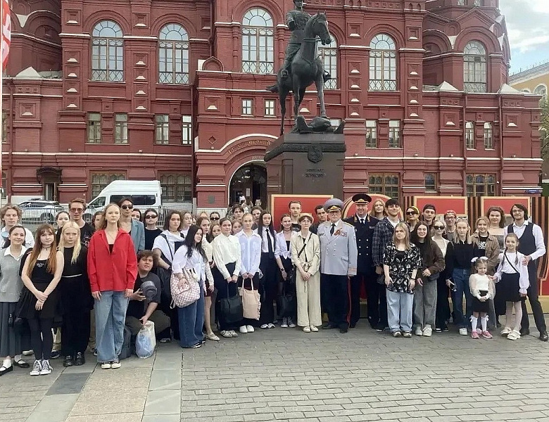 ДЕЛЕГАЦИЯ «ОФИЦЕРОВ РОССИИ» СОВМЕСТНО С ПРЕДСТАВИТЕЛЯМИ АКАДЕМИИ РУССКОГО ТЕАТРА, А ТАКЖЕ УЧАЩИМИСЯ КОЛЛЕДЖА СЦЕНИЧЕСКИХ ИСКУССТВ И ДИЗАЙНА ВОЗЛОЖИЛА ВЕНОК И ЦВЕТЫ К МОГИЛЕ НЕИЗВЕСТНОГО СОЛДАТА В МОСКВЕ