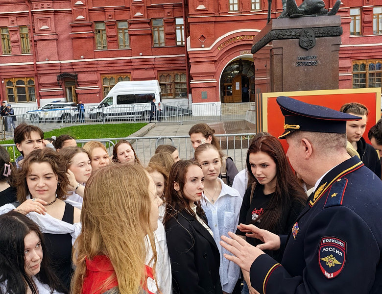 ДЕЛЕГАЦИЯ «ОФИЦЕРОВ РОССИИ» СОВМЕСТНО С ПРЕДСТАВИТЕЛЯМИ АКАДЕМИИ РУССКОГО ТЕАТРА, А ТАКЖЕ УЧАЩИМИСЯ КОЛЛЕДЖА СЦЕНИЧЕСКИХ ИСКУССТВ И ДИЗАЙНА ВОЗЛОЖИЛА ВЕНОК И ЦВЕТЫ К МОГИЛЕ НЕИЗВЕСТНОГО СОЛДАТА В МОСКВЕ