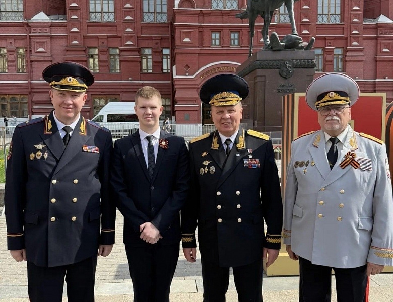 ДЕЛЕГАЦИЯ «ОФИЦЕРОВ РОССИИ» СОВМЕСТНО С ПРЕДСТАВИТЕЛЯМИ АКАДЕМИИ РУССКОГО ТЕАТРА, А ТАКЖЕ УЧАЩИМИСЯ КОЛЛЕДЖА СЦЕНИЧЕСКИХ ИСКУССТВ И ДИЗАЙНА ВОЗЛОЖИЛА ВЕНОК И ЦВЕТЫ К МОГИЛЕ НЕИЗВЕСТНОГО СОЛДАТА В МОСКВЕ